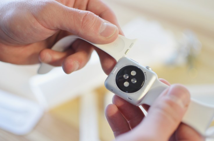 apple-watch-sport-band-change.jpg